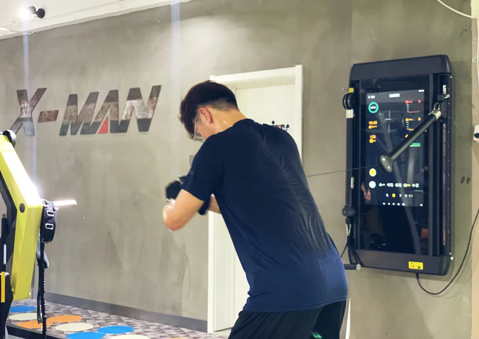 Interactive LED Workout Smart Fitness Mirror Touch Screen with app Train with confidence using our integrated 24-inch interactive display. Choose a program and follow along as a trainer motivates you through each workout.