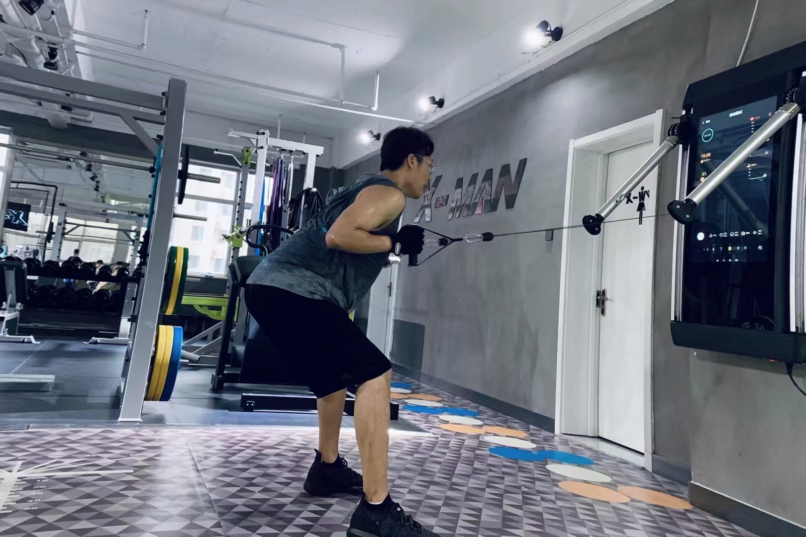Keep Your Workout to Yourself Add dozens of extra moves and get the most out of your digital weights with our Smart Accessory Kit. With our smart grips and smart bars,weights can be activated wirelessly with the click of a button, so you can spend less time getting ready and more time getting stronger.