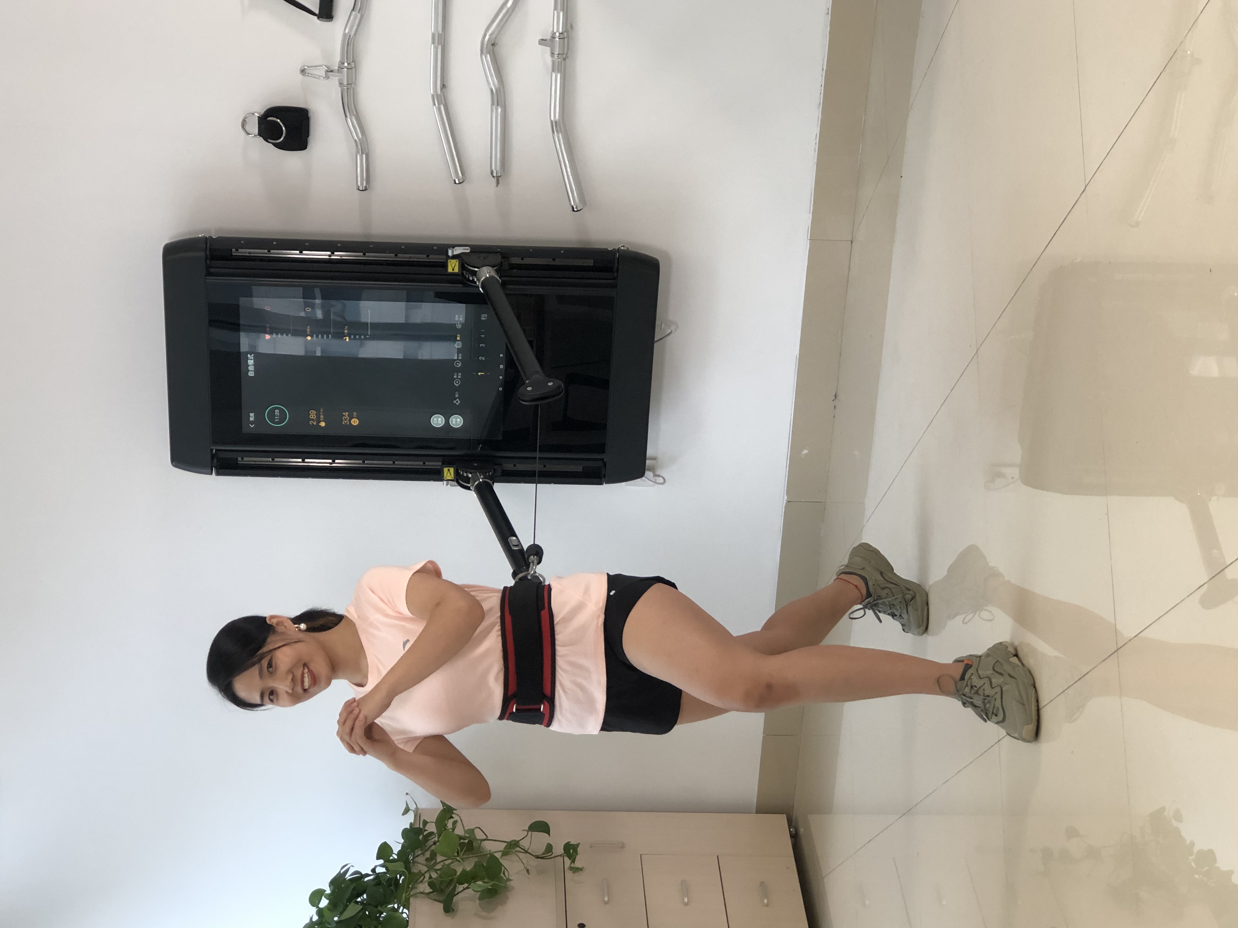 Add dozens of extra moves and get the most out of your digital weights with our Smart Accessory Kit.With our smart grips and smart bars,weights can be activated wirelessly with the click of a button, so you can spend less time getting ready and more time getting stronger.